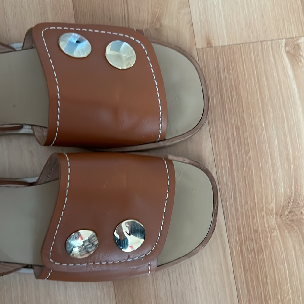 Lou.Earl Tan Leather Sandals with Gold Accents - Picture 10 of 16